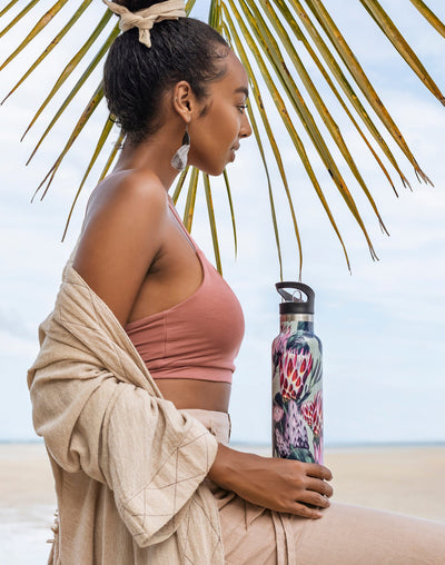 Protea Water Bottle Showcasing an Exquisite Botanical Design with Dynamic Blooms